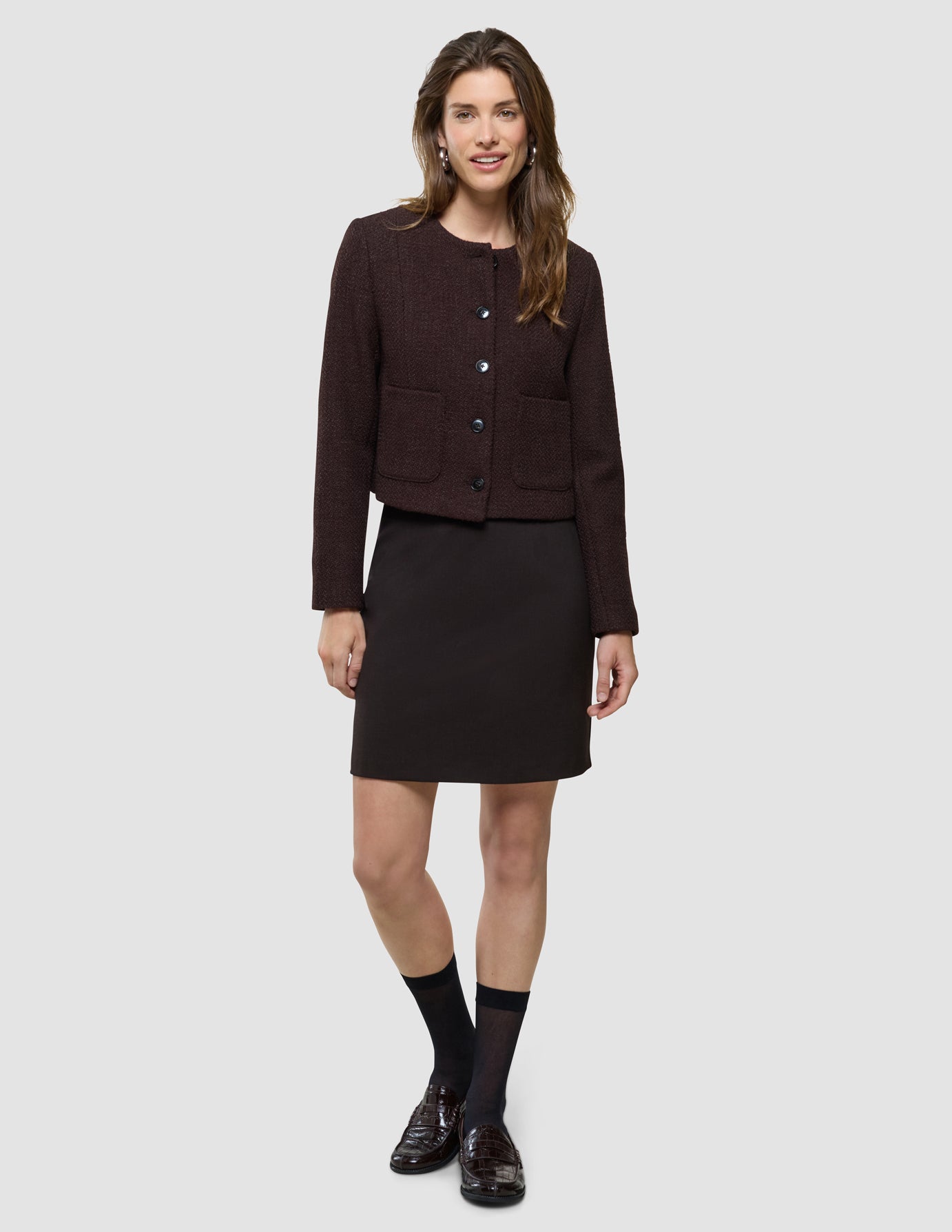Ease Shirt Skirt i Mocha Melange, helfigur på model med mørk cardigan og sorte ankelstøvler.